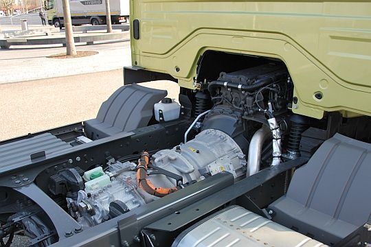 Die Getriebeeinheit ist wegen der Elektromaschine etwas länger ausgefallen. Das Zusatzgewicht des Hybridantriebs beträgt rund 380 Kilogramm. (Archiv: Vogel Business Media)