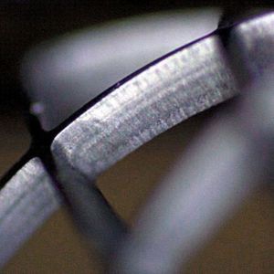 Schneiden von 500 µm dicker NiTi-Formgedächtnislegierung mit dem Star-Femto-Laser. Bild: Raydiance