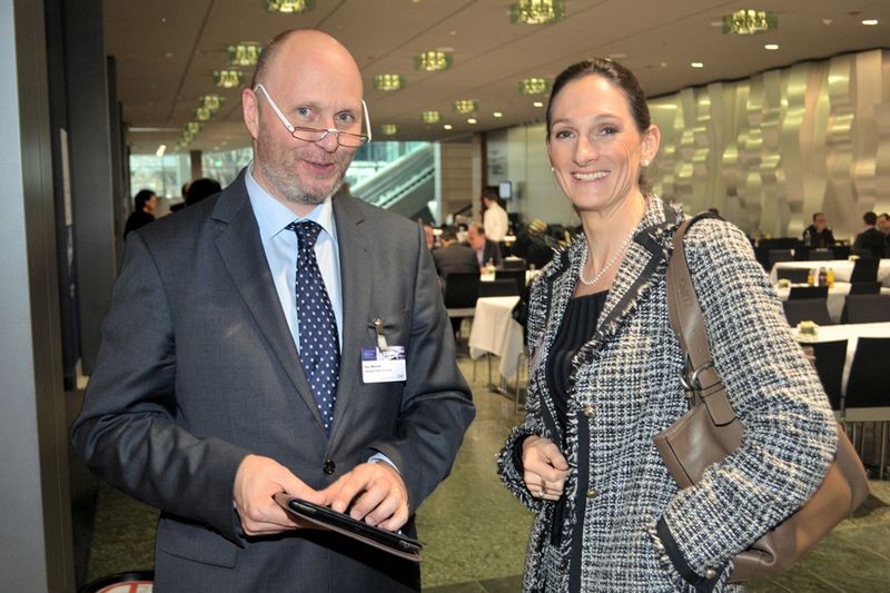 Susan Volkmann (IBM) und Ingo Münzer (Autowork) fachsimpeln über das MSP-Modell. (IT-BUSINESS / Michael Hase)