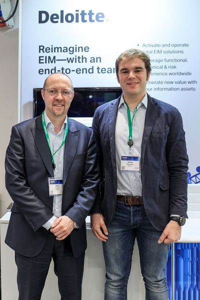 Sven Wylock und James Tappenden (beide Deloitte) beschreiben im Ausstellungsbereich, wie Deloitte die EIM-Lösungen von OpenText nutzt.  (OpenText)