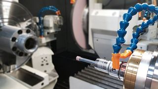 Das Innen- und Außenschleifen in einer Aufspannung gelingt mit den Wotan-Schleifmaschinen von Wema Glauchau. Viel Zeit spart der Kunststoff-Verarbeitungsmaschinenhersteller Krauss-Maffei deshalb jetzt bei seinen Zerspanungsprozessen. (P. Seidel)