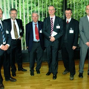 Dem Vorstand der neuen Fachsektion „Advanced Fluids“ gehören an: Prof. Peter Wasserscheid, Universität Erlangen-Nürnberg (Vorsitzender, links im Bild); Prof. Walter Leitner, RWTH Aachen (3. v. re.); Prof. Arno Behr, Universität Dortmund (2. v. re.); Dr. Andreas Hoff, Evonik Degussa GmbH (rechts); Dr. Klemens Massonne, BASF Aktiengesellschaft, Ludwigshafen (nicht auf dem Foto). 
