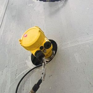 Die Vibrationsgrenzschalter Vegawave detektieren den maximalen Füllstand in der Produktion von EPS-Dämmplatten.(Bild:  Vega)