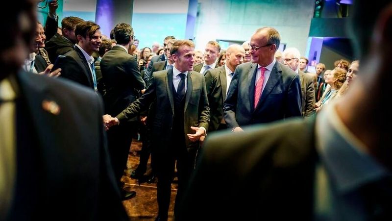 Hohe Erwartungen: Der Gipfel zur europäischen digitalen Souveränität in Berlin fand unter Schirmherrschaft von Bundeskanzler Friedrich Merz (r.) und Frankreichs Staatspräsident Emmanuel Macron statt.(Bild:  Bundesregierung/Jesco Denzel)