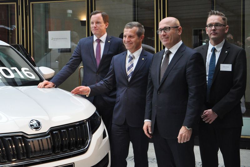 Ein Symbol der Zukunft ist der Kodiaq. Im Bild VDS-Geschäftsführer Patrick Kaiser, VDS-Präsident Thomas Peckruhn, Vorstandschef Bernhard Maier und VDS-Vorstandsmitglied Jochen Schandert. (Grimm / »kfz-betrieb«)
