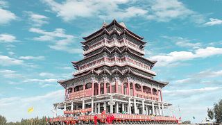 Es galt, fünf historische Gebäude zu versetzen, wie TII Scheuerle präzisiert. Allein das Hauptgebäude wog 10.000 Tonnen. Mit zwei Nebengebäuden, einem Torbogen und einer Stellwand kam man auf insgesamt 11.450 Tonnen, die über schwieriges Terrain bewegt wurden. (Bild: TII Scheuerle)