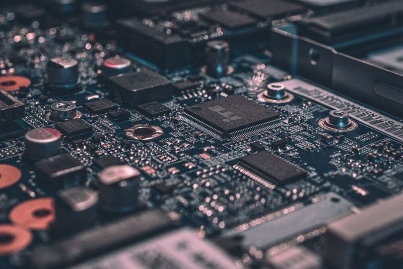 Nach Angaben von Ernesto Schmutter, Jahrgang 1966, ist CEO von MRM Distribution, war im Haus zunächst das Geschäft mit gebrauchter Software da. Doch die Kunden hätten auch Gebrauchthardware nachgefragt, so dass dieser Geschäftszweig sich noch entwickle. 