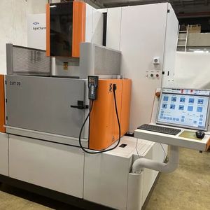 Von Agiecharmilles stammt auch diese Drahterodiermaschine Cut 20, die bei Surplex ersteigert werden kann.(Bild:  Surplex)