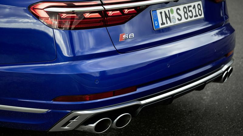 Auch die vier voll durchströmten Auspuff-Blenden bekräftigen den Status des S8. (Bild: Autoren-Union Mobilität / Audi)