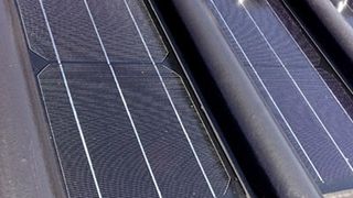 Die erste Generation der Zep Dachziegel ist schwarz. Vor kurzem wurden jetzt auch rote Ziegel vorgestellt. (ZEP zonneceldakpannen bv)