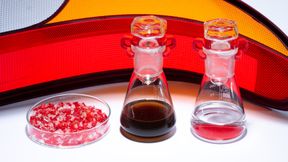 Test mit realen Post-Consumer-Abfällen: Im Pilotmaßstab wurden alte Auto-Rückleuchten aus PMMA bei MyRemono depolymerisiert und am Standort Worms von Röhm zu MMA in Neuwarequalität aufgearbeitet. (Bild: Röhm)