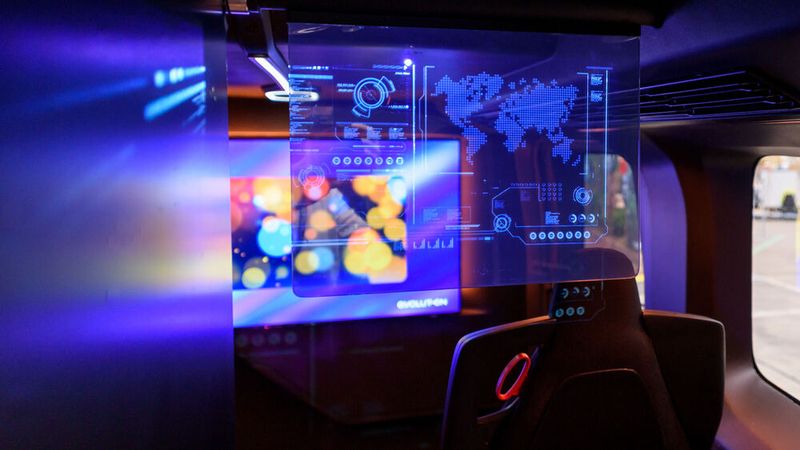 Der Meta-Shuttle bietet neben reinen Sitzplätzen auch dezidierte Arbeitsplätze mit Internet und Schreibtisch. (Bild: Evolution Mobility)