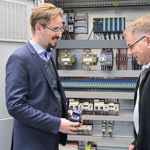 v.l. Helmut Halmburger, Produktmanager Industrielle Kommunikation bei Wachendorff und Elektrofachmann Michael Lantz von Amandus Kahl mit der Variante eWon Flexy. Diese  Router-Serie wird bei Amandus Kahl demnächst häufiger zum Einsatz kommen, denn hiermit können Zusatzdienste und Mehrwerte erschlossen werden.  (Bild:  Wachendorff)