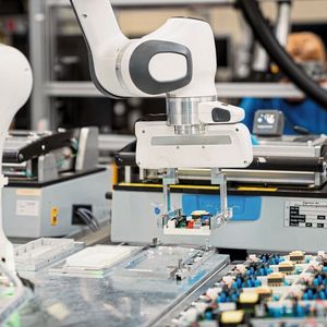 Doppelte Fertigungskapazität: Cobots automatisieren Funktionstests (TQ)