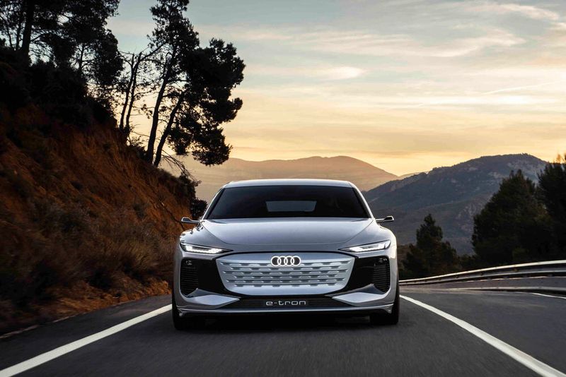 Leuchtende Zukunft: Der A6 E-Tron zeigt nicht nur, was Audi in nächster Zeit an E-Antriebstechnik plant, zugleich bietet das Konzeptauto künftige Lichttechnik. (Bild: Audi)