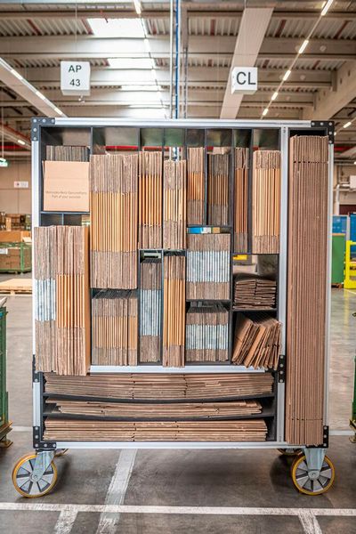 Der Effizienz halber werden sämtliche Ersatzteile lose in Boxen/Kisten und Fächern gelagert. Erst wenn sie geordert werden, verpackt man sie in geeignete Original-Ersatzteile-Kartons. (Bild: Mercedes-Benz)