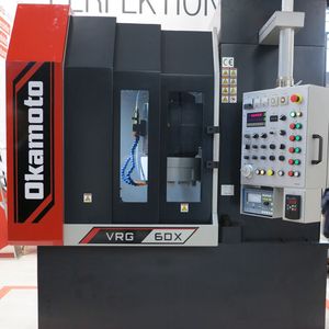 Die VRG-6DX von Okamoto mit kraftvollem 11-Kilowatt-Spindelmotor, Rundtisch, vertikal angeordneter Schleifspindel sowie segmentierter Schleifscheibe. Serienmäßig gibt es einen Fußschalter für den Maschinentisch, der das Einrichten erleichtert.(Bild:  Okamoto)