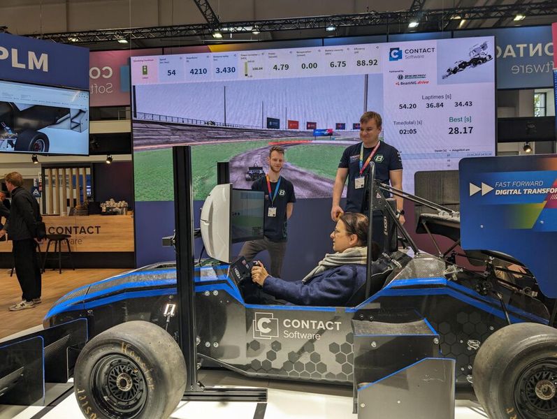 MM-Redakteurin Stefanie Michel hat den Selbsttest gemacht und die Teststrecke im Rennwagen der Formula Student virtuell befahren. (Bild: Contact Software)