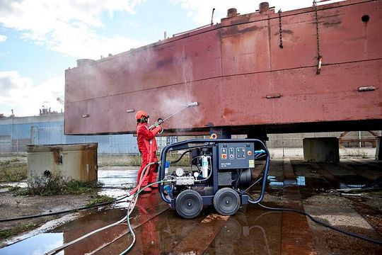 Wer alte Farbe, Rost und Zementrückstände beseitigen will oder Rohre, Tanks und Gerüste säubern möchte, sollte sich die Kaltwasser-Höchstdruck-Reiniger MC 9P und MC 10P von Nilsfink näher anschauen. Wer alte Farbe, Rost und Zementrückstände beseitigen will oder Rohre, Tanks und Gerüste säubern möchte, sollte sich die Kaltwasser-Höchstdruck-Reiniger MC 9P und MC 10P von Nilsfink näher anschauen.