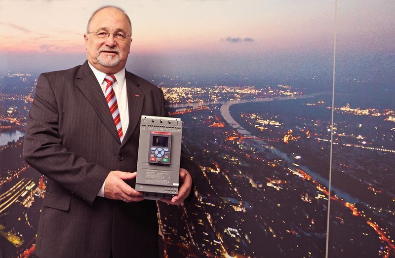 Hans-Dieter Meissner von ABB mit der kleinsten Ausführung der Softstarter-Baureihe PSTX, die  kompletten Motorschutz bieten und bei Last- und Netzunregelmäßigkeiten zuverlässig arbeiten soll. (Bild: Reinhold Schäfer)