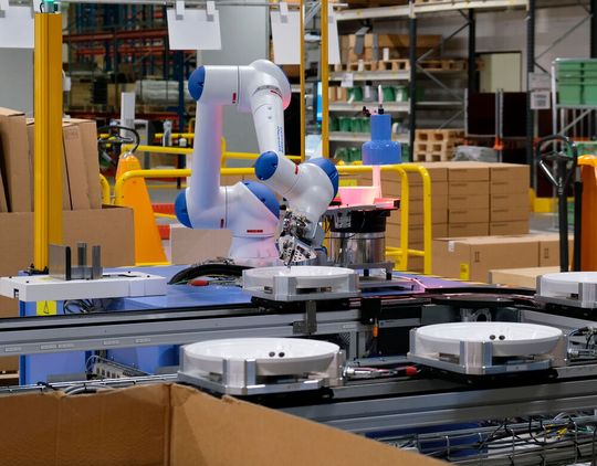 Das ist einer der drei neuen Yaskawa-Cobots des Typs HC10DTP, die sich ein schwedischer Premiumleuchtenhersteller für seine Montage ins Haus geholt hat. Lesen Sie hier, warum man auf diese smarten Helfer setzt.(Bild:  Yaskawa)