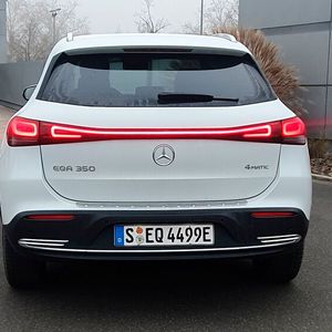 Das Heck ziert wie bei vielen modernen Autos ein durchgehendes Lichtband. Man darf auf die Ersatzteilpreise dieser Leuchtmodule gespannt sein.(Bild:  Rosenow – »kfz-betrieb«)