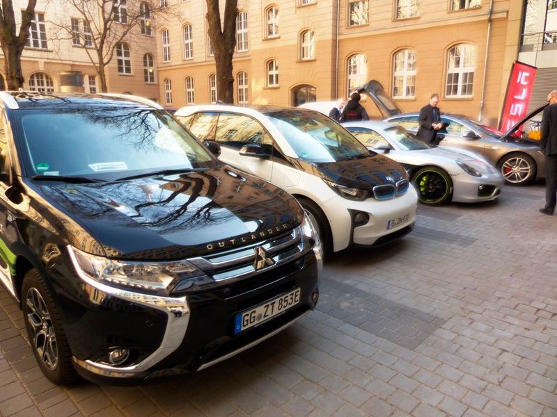 Auf dem Außengelände stand eine ganze E-Mobil-Flotte: ein Plug-in-Hybrid Mitsubishi Outlander, (S. Häuslein/konstruktionspraxis)