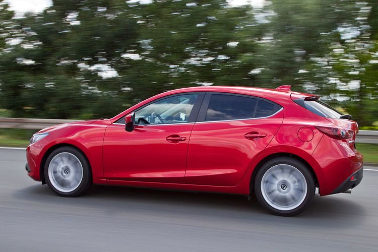 Obwohl die Länge unverändert geblieben ist, bietet der Kompakte dank des verlängerten Radstands nun deutlich mehr Platz. (Foto: Mazda)