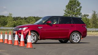 Im Test- und Entwicklungszentrum Gaydon: Ein Range Rover vollzieht ein automatisiertes Wendemanöver. (Foto: Jaguar Land Rover)