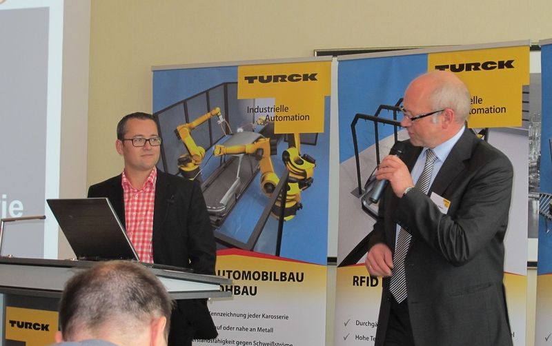 Klaus Albers von Turck (re.) stellt den nächsten Referenten vor. (Bild: Ernhofer / PROCESS)