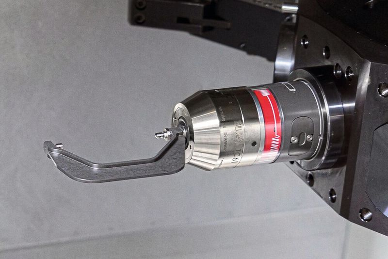 Das weltweit einzigartige bidirektionale Messwerk macht es möglich, den TC61 mit relativ schweren Tasteinsätzen, in diesem Fall einem Messbügel, auszustatten. (Bild: Blum)