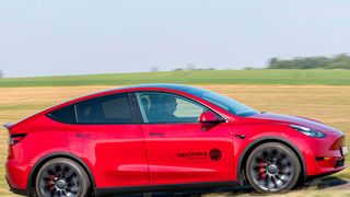 Teslas Model Y soll 2021 nach Deutschland kommen.  (Bild: SP-X/Frank Ratering)