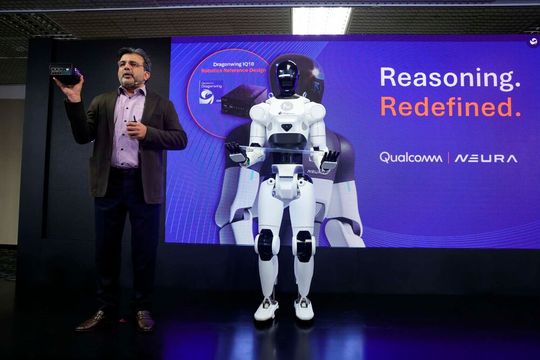 Autonomie – Robotik, Fahren und Fliegen – braucht den 2-nm-Knoten. In der Abbildung: Qualcomm-Manager Nakul Duggal mit einem humanoiden Roboter von Neura Robotics aus Metzingen.(Bild:  Qualcomm)