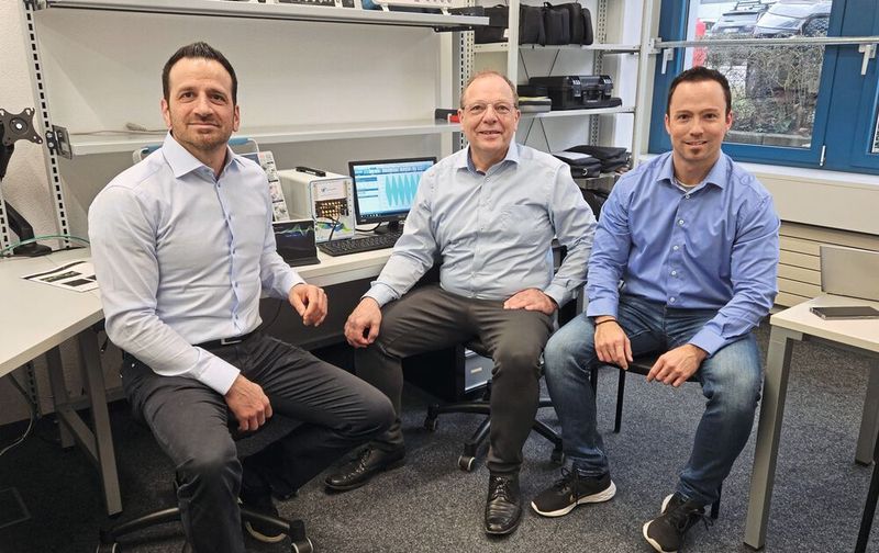 Neue Linktronix -Partnerschaft mit Tabor Electronis: v.l. Pietro Bianco (Linktronix), Elmar Neumann (Tabor Sales Director D-A-CH) und Silvan Christ (Linktronix) (Bild: Linktronix)