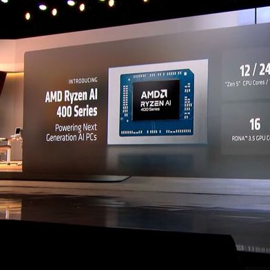 Dr. Lisa Su, CEO von AMD, kündigt auf ihrer CES-Keynote die neuen Ryzen-AI-400-Prozessoren an. Sie sind ein Drop-in-Replacement für die bisherigen AI-300-Modelle mit teilweise schnelleren NPUs. (Bild: AMD)