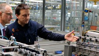 Betriebsleiter Igor Iraeta erklärt die „Folterkammer“: Im Testlabor wird die Lebensdauer der Lager ermittelt.  (Jablonski)