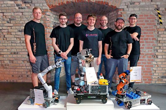 Tempo ist nicht alles! Das ist das Team der Fachhochschule Würzburg-Schweinfurt, das im Rahmen des German Open des Robocup 2022 in Magdeburg mit seinem Robotersystem den Sieg errungen hat. Lesen Sie hier, warum es geklappt hat.(Bild:  FHWS)