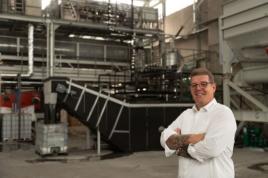 Stefan Zimmermann, Geschäftsführer der FSP GmbH, vor der neuen Anlage.(Bild:  Werksfotos FSP GmbH)