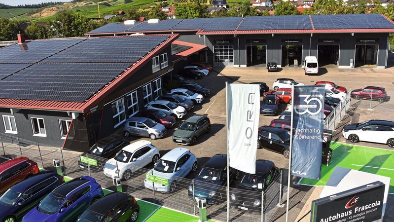 Inmitten der Weinberge im Achertal liegt das Autohaus Frascoia. Auf dem Dach befindet sich eine neue 400-kWp-Fotovoltaikanlage.(Bild:  Simon – VCG)