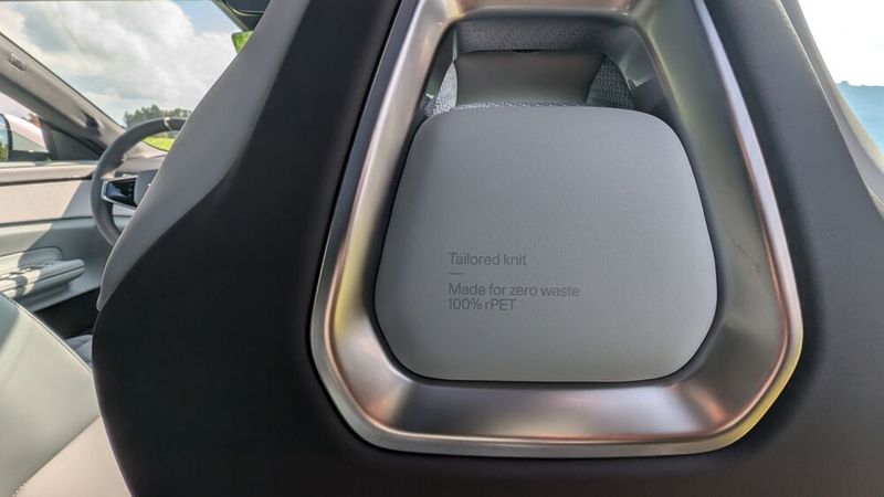 Die Ausstattungsoption Tailored Knit besteht beispielsweise komplett aus recyceltem Polyester. (Bild: Mauritz – VCG)