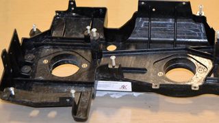 Dieser thermplastische CFK-Motorträger in Hybridbauweise ist ein Beispiel für die am IST per neuer Wickert-Presse WKP 2500 S gerfertigten pkw-Sturkturbauteile. Mit dieser Anlage stärken die Forscher ihre Tätigkeiten im Bereich Leichtbau immens, wie es heißt. Zudem arbeitet die Anlage extrem schnell. (TU Chemnitz)