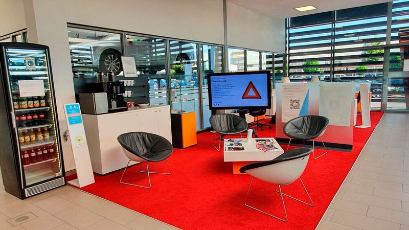 Die Servicekunden können in einer bequemen Wartezone Platz nehmen. (Bild: Mauritz/»kfz-betrieb«)