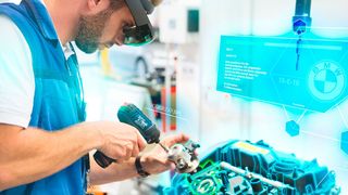 Die Mitarbeiter erhalten per Augmented Reality Hinweise, welches Bauteil sie an welcher Stelle montieren müssen. Die überlagerten Daten in der Brille helfen auch, das richtige Werkzeug und das korrekte Teil in den Ladungsträgern zu finden. (BMW)