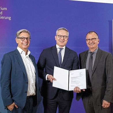 Bundesdigitalminister Dr. Karsten Wildberger (Mitte) hat am 6. Juli den Förderbescheid an die Hertie School übergeben. Prof. Dr. Gerhard Hammerschmid (l.) ist der wissenschaftliche Direktor, Martin Klingst (r.) der Geschäftsführer der Plattform #Staatsmodernisierung. (Bild: Hertie School / © Sebastian Pfütze)