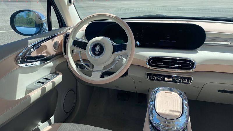 Alles ist in süßenen Pastellfarben gehalten, die Sitze sind etwas kleiner, ebenso das „Damen-Lenkrad für zierlichere Hände“. (Bild: GWM)