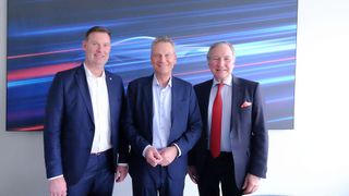 Gespräche der Fachgruppe Fabrikatsvereinigung mit dem ZDK in Berlin (v. l.): ZDK-Geschäftsführer Christian Hegel, ZDK-Präsident Arne Joswig und Dirk Weddigen von Knapp als Stellvertretender Sprecher (Bild: Zietz - VCG)