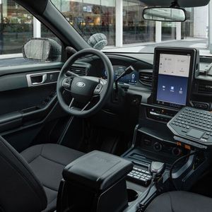 Innen gibt es viel Platz und große Bildschirme.(Bild:  Ford)