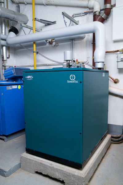 Abbildung 2: Das in Marburg installierte Blockheizkraftwerk von Senertec. Die Invensor-Adsorptionskältemaschine nutzt die Abwärme des BHKWs als Antriebsenergie und spart dabei bis zu 70 Prozent Strom ein. (Bild: Invensor)