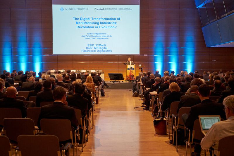 Rund 200 Teilnehmer aus Wirtschaft, Politik und Forschung aus 11 Ländern trafen sich in München, um über die digitale Transformation zu diskutieren.  (Bild: Stefan Pielow / MÜNCHNER KREIS)