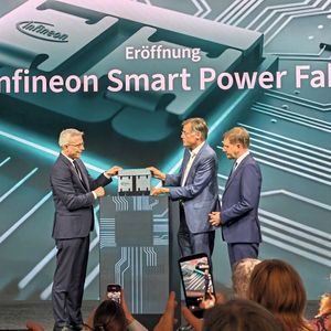 Start des Dresdener Ausbaus: Infineon-CEO Jochen Hanebeck (Mitte) eröffnet zusammen mit Sachsens Ministerpräsident Kretschmer (rechts) und Bundesdigitalminister (links) das neue Werksgebäude.(Bild:  Infineon)